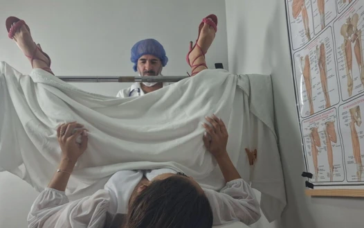 Noivo Leva Sua Noiva Ao Medico Que O Faz Uma Exame Ginecologico!