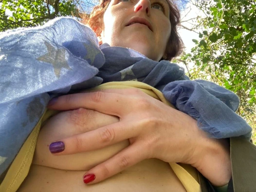 Anne, bahar güneşinde nehir boyunca yürürken harika göğüsleriyle oynarken neredeyse yürüyüşçüler tarafından yakalanacaktı.