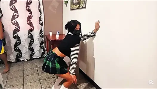 Kız öğrenci okuldan sonra öğretmenle partiye gidiyor