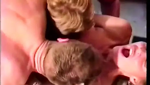 Şehvetli esmer ve büyük memeli erkek mutfak dolabında bir yarak emiyor