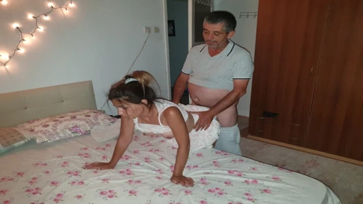Motosikletli kurye olarak çalışan yaşlı bir adam akşam eve geliyor ve genç sevgilisini tatmin ediyor.