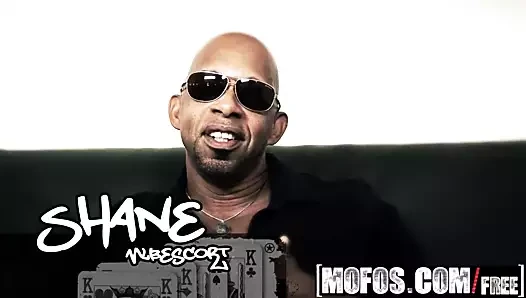 Mofos - lube, Claudia Atkins'in oynadığı her şeyi mümkün kılıyor