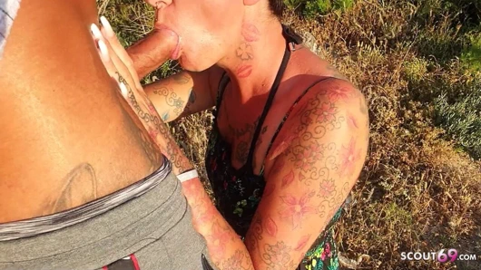 Gerçek Alman olgun çift plajda tatil gezisinde açık havada işiyor ve sikişiyor