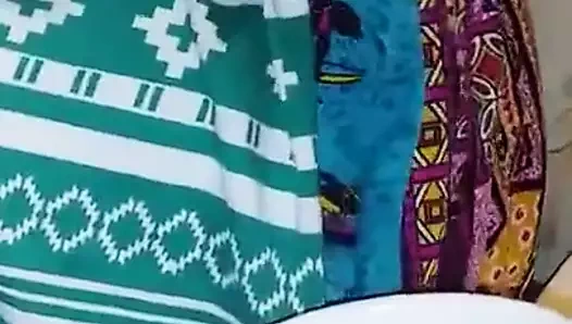 Hintli nri islak gömlek nasıl süt onu göğüsler...