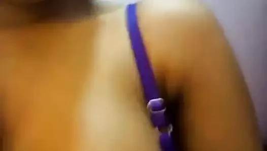 Dsi kız gösteren ona seksi küçük memeler