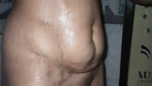 İlk duşta seks banyoda seks tam kocasının tadını çıkarıyor