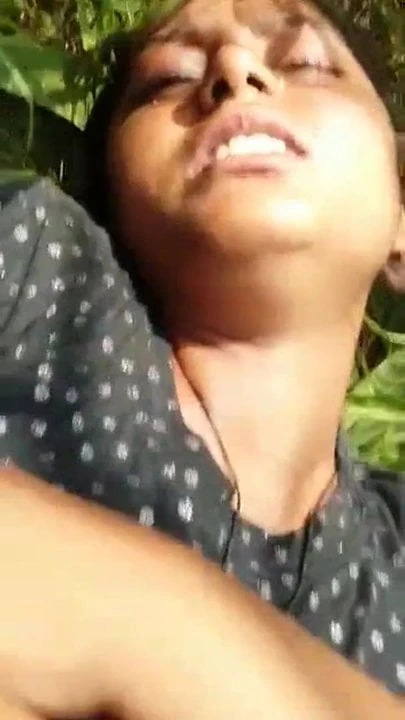 Симпатичная девушка дези занимается сексом на улице