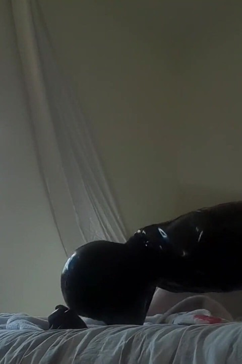 Laura prezervatif lateks catsuit ve yüksek topuklu ayakkabı giyiyor, sert sikiliyor ve gırtlağına kadar sikiliyor