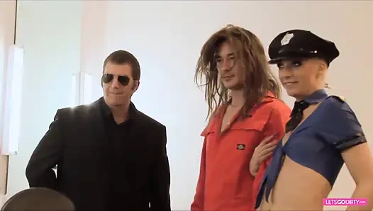 İki azgın sarışın sürtük iki sert yarak alıyor