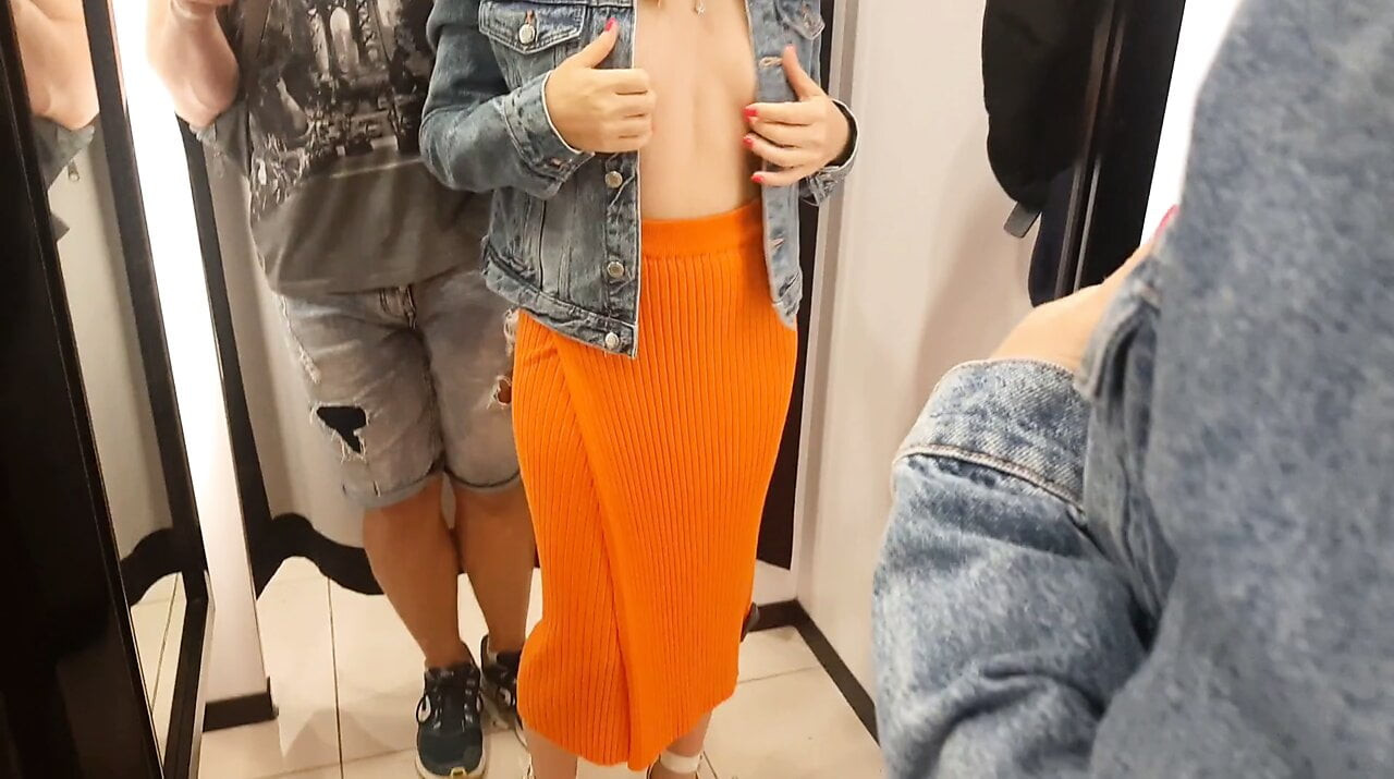 Seksi bir yabancı, soyunma odasında ona bakmamı istedi.