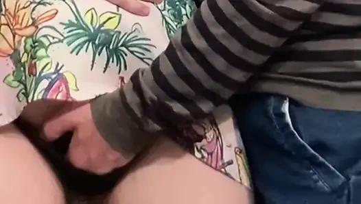 Bu kız herkesin içinde amını ovmama izin veriyor