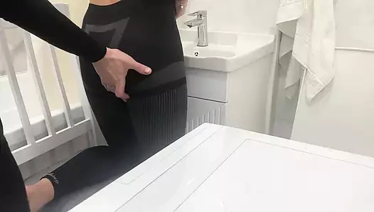 Spor salonu kızı spordan sonra banyosunda sikişiyor