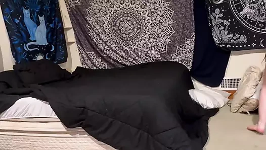 Gotik dövmeli fahişe Kenziwild yatağı yaparken külotumu gösteriyor