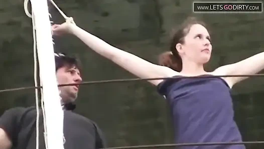 Küçük memeli seksi kız çıplakken bağlanıyor