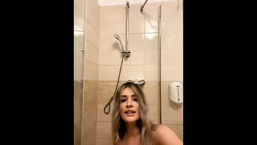 Güzel sarışın banyoda vücudunu sabunluyor