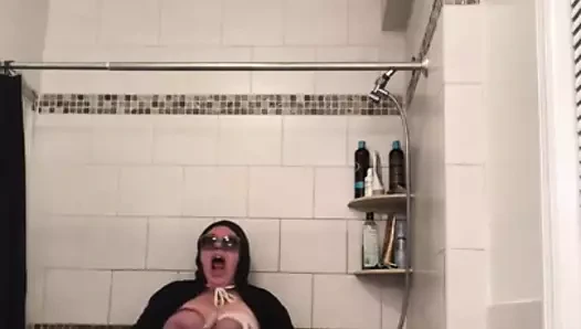 Duş başlığı ve bıçak bileyici ile mastürbasyon yapmak