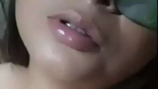 Güzel latin kendini kaydeder ve bir Amerikalı tarafından becerdin olmak istediğini söyler