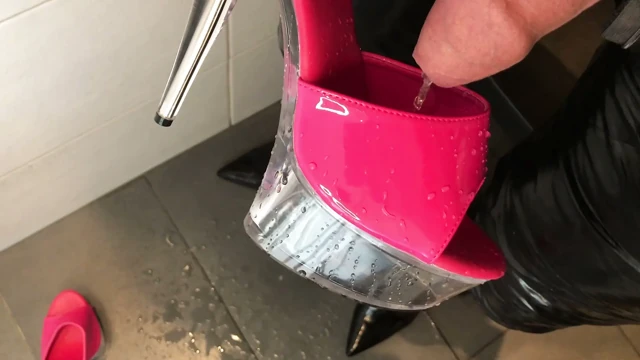 Pembe Yüksek Topuklu Terliklere İşeme ve Boşalma - Kullanıcı İsteği