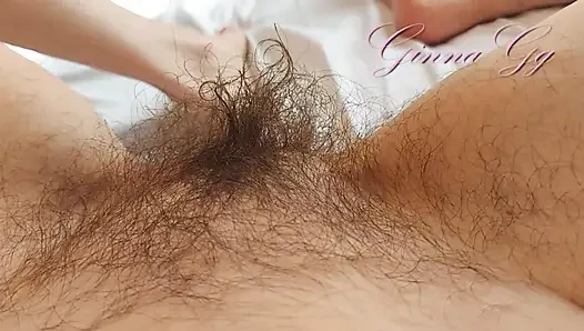 Son derece kıllı esmer parmak büyük dudaklı orta yaşlı seksi kadın ginnagg'ın amına mastürbasyon yapıyor