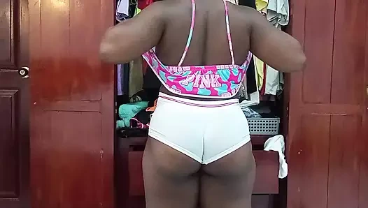 Büyük götlü hizmetçi bakışını değiştiriyor