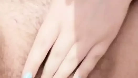 Güzel kadın vücudunu sergiliyor