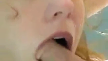 busty kızıl verir sualtı oral seks