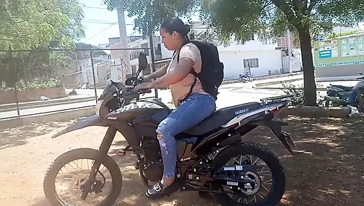 Latina nasıl araba süreceğini öğretiyor ve sonra onu sikiyor