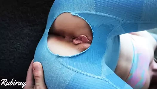Sıkı amcık derinden sikiliyor ve yırtık yoga pantolonunun içine boşaltılıyor