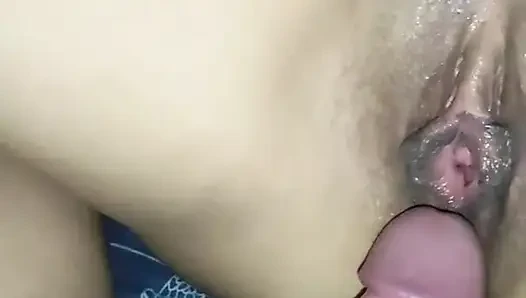 Güzel kadın sikilmek için vücudunu teslim ediyor
