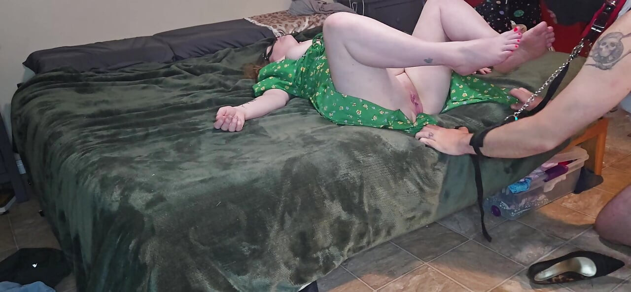 Ginger'ın kırmızı parmakları ve pembe amcığı
