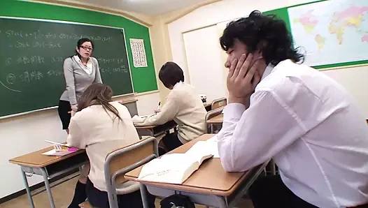 Sarışın inliyor olarak o sekerek sıkı kedi üzerinde bir dev horoz