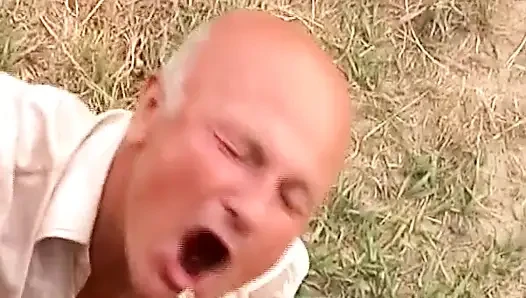 Almanya'dan sarışın genç kız sikiliyor ve altın duş alıyor