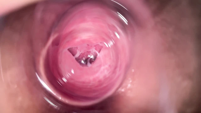 Üvey kız kardeşim genç kremsi amcığının derinliklerinde ne olduğunu gösteriyor