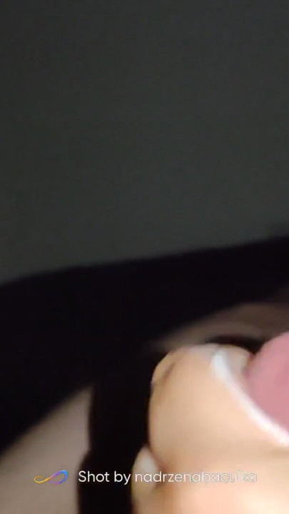 Erkek arkadaşımı bir handjob ile mutlu ediyorum, amatör çiftin penisle gece oyunları | Klip 1