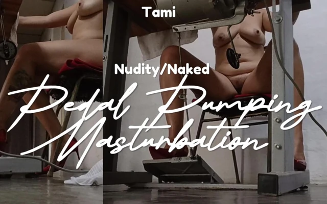 Tamamen çıplak, sadece stiletto topuklu ayakkabılar takıyor, dikiş makinesi pedalını pompalıyor