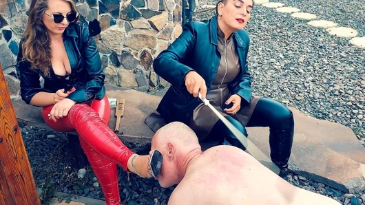 Yaşlı köle Zeida ve Roberta tarafından aşağılanıyor ve kullanılıyor