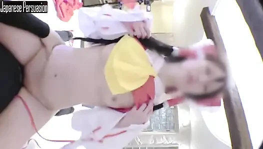 İnce aşağılayıcı tarzı cosplayer reimu tapınak kızlık rol açısını oynarken sessiz cazibesini gösteriyor2