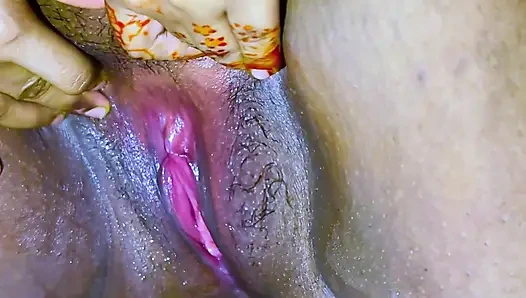 Büyük göt ve geniş amcık deliği düzgün vücutlu Müslüman ateşli üvey anne yatakta seks yapıyor ve sonra banyoda sidik ve elle muamele seksi