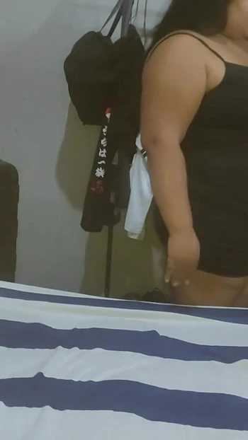 Ключевой момент из "на моей, пока я входю в ее комнату, чтобы увидеть ее раздевается, мне нравится, как эта большая задница и груди смотрят на нее"