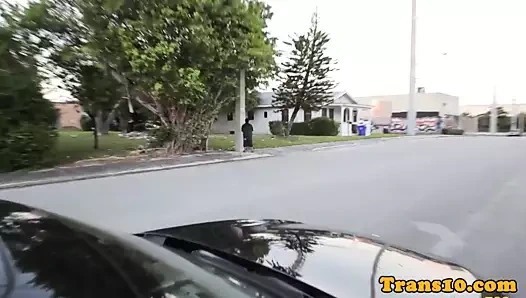 Çıplak latina tgirl koyar üzerinde seksi kostüm