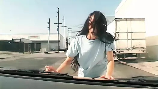 Leah Stevenson çifte sakso çekiyor ve götten sikiliyor