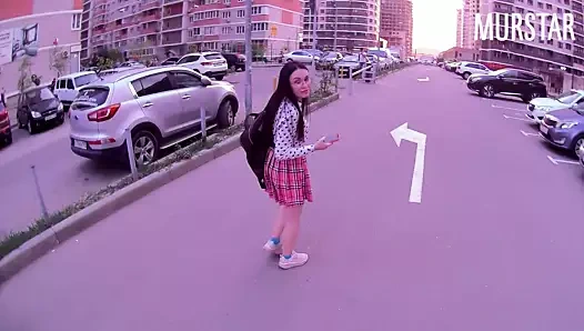 Öğrencinin samimi fotoğraflarını çekti ve onu becerdi