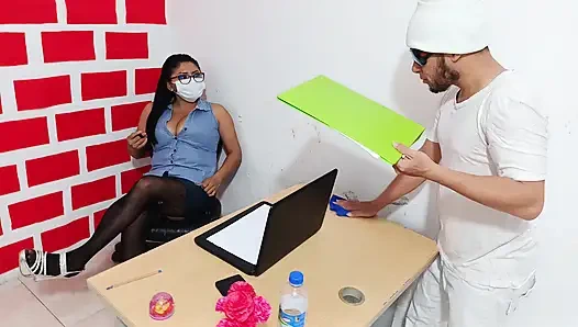 Kötü içgüdüler!! Patron çalışanını itaatkar ediyor ve sonunda onu ofiste sikiyor.