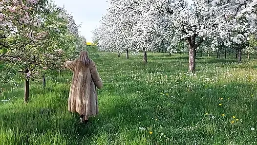 Olgun Bir Kadın Şeffaf Bir Beden Giysisiyle Dışarıda Dolaşıyor!