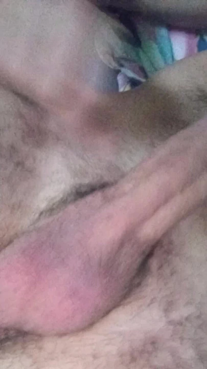 Sert yarağımla oynuyorum