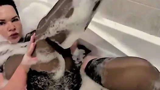 Üvey anne çoraplı ve seksi iç çamaşırlı banyo yapıyor, ıslak büyük göt