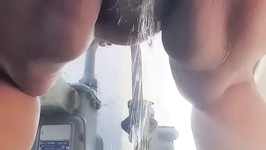 Kıllı kedi halka açık bir ortamda işemek zorunda kaldı. olgun kadın