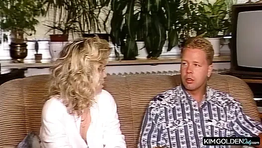 Blonde Verfuehrerin in leidenschaftlicher Ekstase