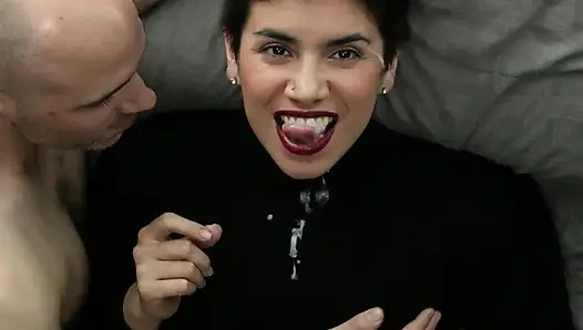 Bakış açısı kıyafetlere ve yüze boşalma