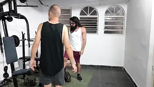 Opaidocarmona ve arkadaşı, spor salonundaki bir kardeşlikte